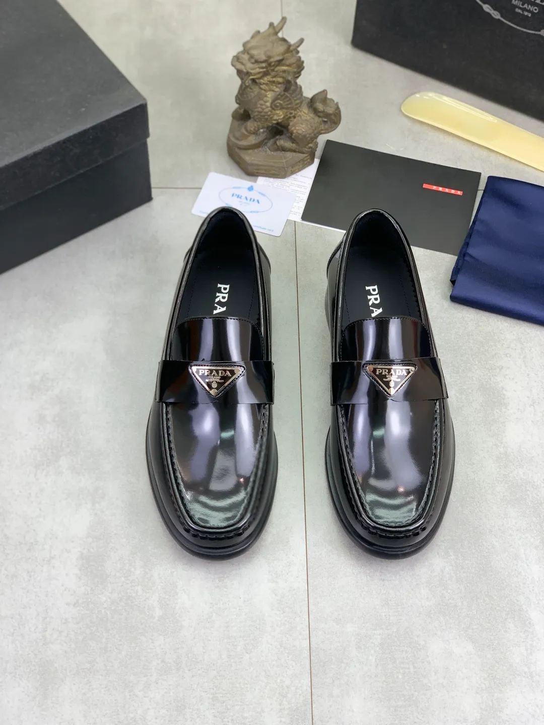 Men's men's shoes P560 new style 💰 💎💎💎 water-dyed cow lining original order quality PRADA —🆘.Prada original order purchasing, high-end business leather shoes, fabric: imported from Italy calfskin ➕ water-dyed cow lining / cowhide lining ➕ special original outsole, fine workmanship, real thing ^_^ Photographed 🎬size: 38-45